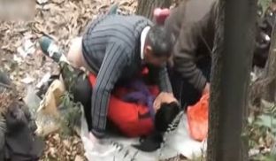 年过50性欲旺盛的大妈大叔在深山中泄欲