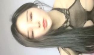 高颜值网红妹子连体网袜小尺度露奶隔着内裤自摸