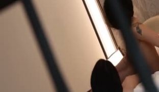 二个美女闺蜜偷情结果被男友发现一起3P后入呻吟诱
