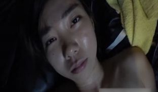 诱惑看漫画的妹子