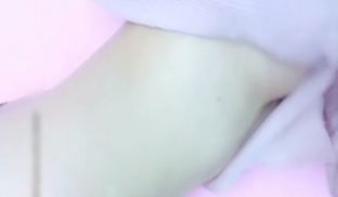 大眼妹妹半裸挑逗