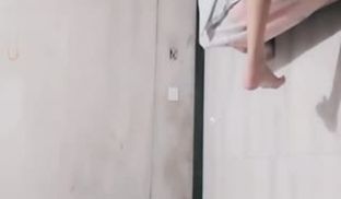 漂亮的女友直播摆弄风骚舞姿