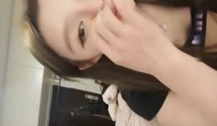 长发萌妹子翘着屁股自摸诱惑