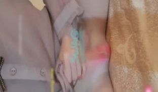 美腿妹子用按摩棒玩私处