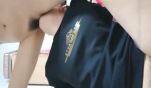 男友手指插双马尾妹子的菊花