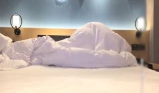 约了个黑衣妹子啪啪，紧张地咬手指