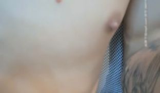 约了个牛仔裤妹子，近距离特写掰穴椅子上跪着猛操