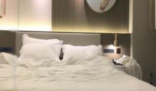 约了个长裙肉肉少妇，舔弄上位骑乘抽插猛操非常诱人