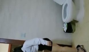 制服小姐姐被骚包男同事上了