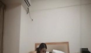 1哥全国探花约约了个白裙少妇，沙发口交后入舔背乳