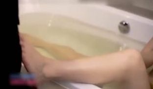 寂寞美少妇卧室手淫洗澡时勾引管家