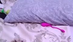 姐妹一起玩直播，露脸全裸道具自慰，把妹妹抱在怀中