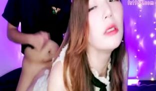 《性感尤物妮可》穿着迷人碎花裙被男友后入抽插做爱
