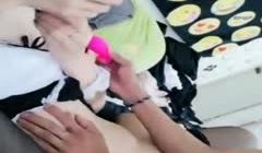 情趣女仆装黑丝双人啪啪 逼逼塞跳蛋上位骑乘大力抽