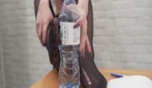 『诱惑』女教师上课上到一半撕破丝袜自摸起来