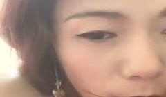情趣装主动上位摸着大哥的手揉自己的奶子