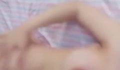 超萌小美妞可爱表面下是一副骚骚的心自慰流了不少水