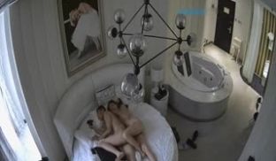 酒店偷拍美女被中年情人从后面操的受不了了,嚎嚎大