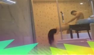 成都某健身俱乐部大屌健身教练和长发女妹子浴室湿身