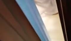 骚男找良家小少妇被迫与人玩3P，一个拍一个干骚男