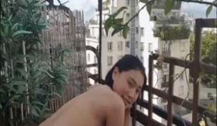 大白天和闺蜜帅哥房东在阳台上3P舔屌吃精的样子很