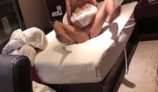 00后学妹换上情趣丝袜被操到腿软还被射满脸~