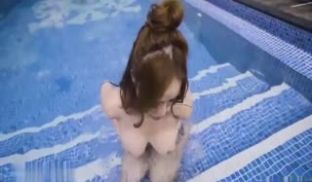 大奶国模泳池私拍看这女的那骚样真的就是欠操