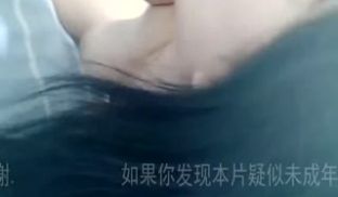 19岁小女友很听话！边吃边抓巨奶的感觉真爽~