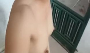 大屁股阿姨随着嗨曲扭臀晃腰挑逗楼道里脱光假屌自慰