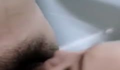 深喉口交样子非常骚，被猛男后入抱起来干，自己还拿