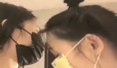 深夜双女互舔啪啪大秀，69口交叠罗汉洗澡上位骑乘