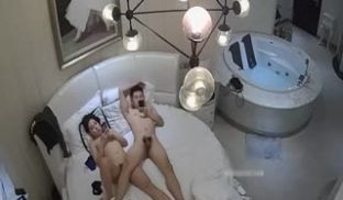 时尚气质性感美女和情人开房爱爱 刚见面就迫不及待