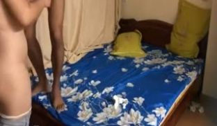 留学生小伙和宿管阿姨坐在床边上唠嗑情到浓时就脱光