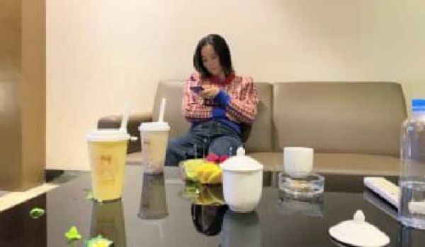 瘦子探花-良家人妻少妇扒掉牛仔裤摸穴