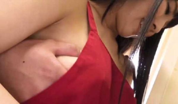 拜入女仆穿肚兜勾引我干她