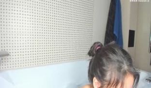 C奶正妹在浴缸全裸洗澡的极致诱惑~