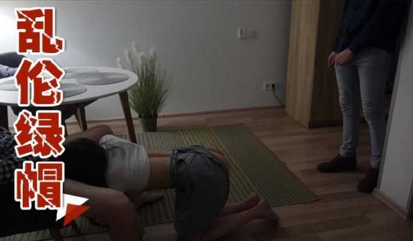 丈夫看着妻子和自己父亲口爆