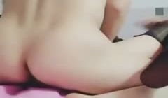 美女主播为了赚取打赏不惜约表弟家中直播啪啪,小伙