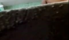 偷窥合租房的两个打工妹洗澡不小心被发现妹子蹲着狼