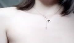 妹子道具自慰秀 沙发上单腿黑丝玻璃棒抽插