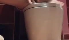 【在线】美女自拍福利-长得挺清纯的妹子厕所马桶上