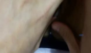 闷骚眼镜妹子穿上黑丝被男友用手指抠出水吹硬鸡巴就