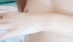 丰满漂亮美女主播依依自慰穿着丝袜大力坐插自慰棒很