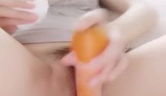 【在线】漂亮女主播胡萝卜插逼大秀 湿漉漉的小穴很