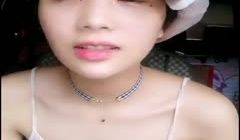 【在线】就要开学了美女月儿公路边车上LsDKBZ