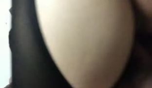 纹身男抽着烟让骚妻穿露背情趣口交女上位