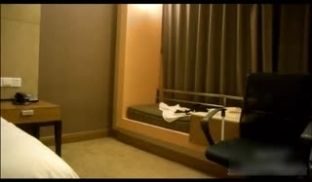 刚下班的制服ol女同事还很矜持