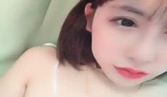 【在线】颜值很高的美女主播不停向狼友们展示自己的