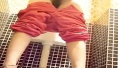 漂亮美女如厕嘘嘘 貌似妹子得颜值蛮高的