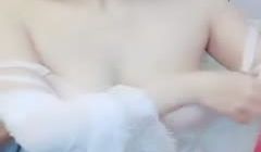 漂亮妹子椅子上自慰秀 红色振动棒抽插毛毛比较多 